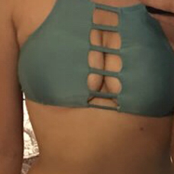 Bikini - Picture 1 of 2